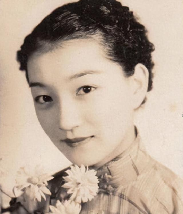 1965年陆小曼病世，翁瑞午的长女见四下无人，迅速解开她的衣扣